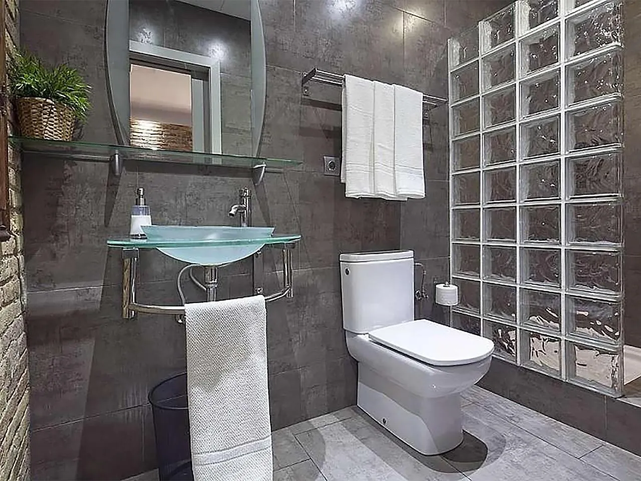 Hotel Bhm1 1036 Carrer De La Creu Coberta, 32, Principal Barcelona 0*,