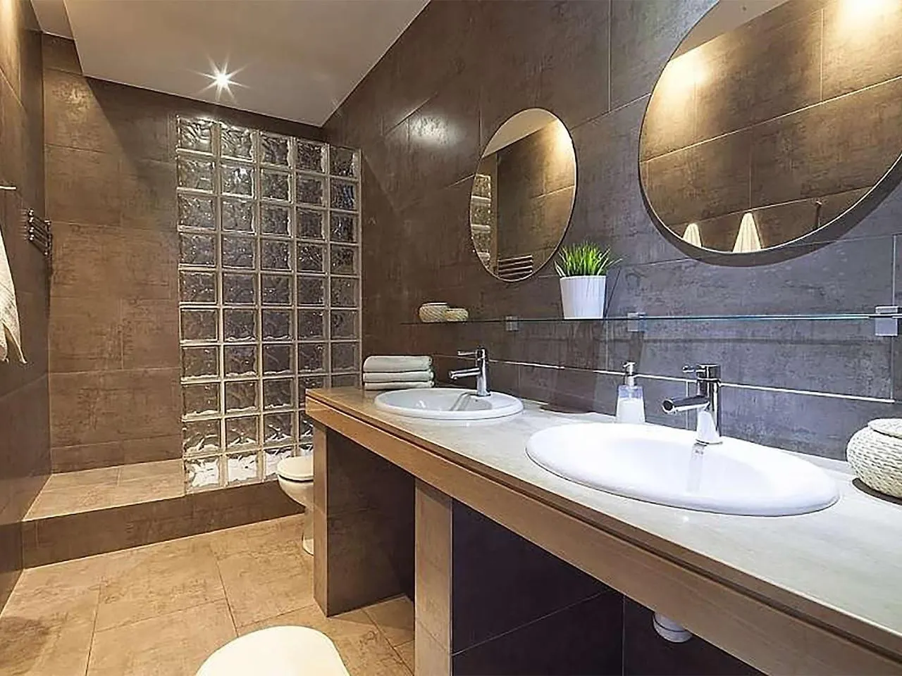 Apartment Bhm1 1036 Carrer De La Creu Coberta, 32, Principal Hotel Barcelona